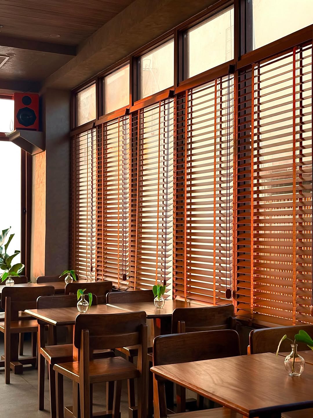 UNA dining room with warm wooden blinds and table settings